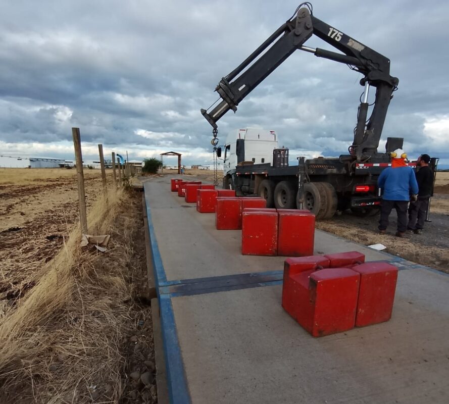 Equipo de Control Weight Chile calibrando una báscula camionera con pesas patrón